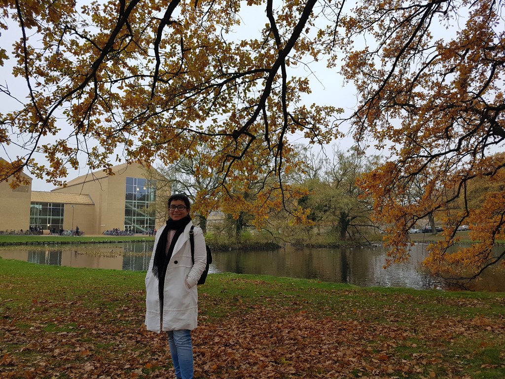 estudiante en el campus de la universidad de aarhus en dinamarca